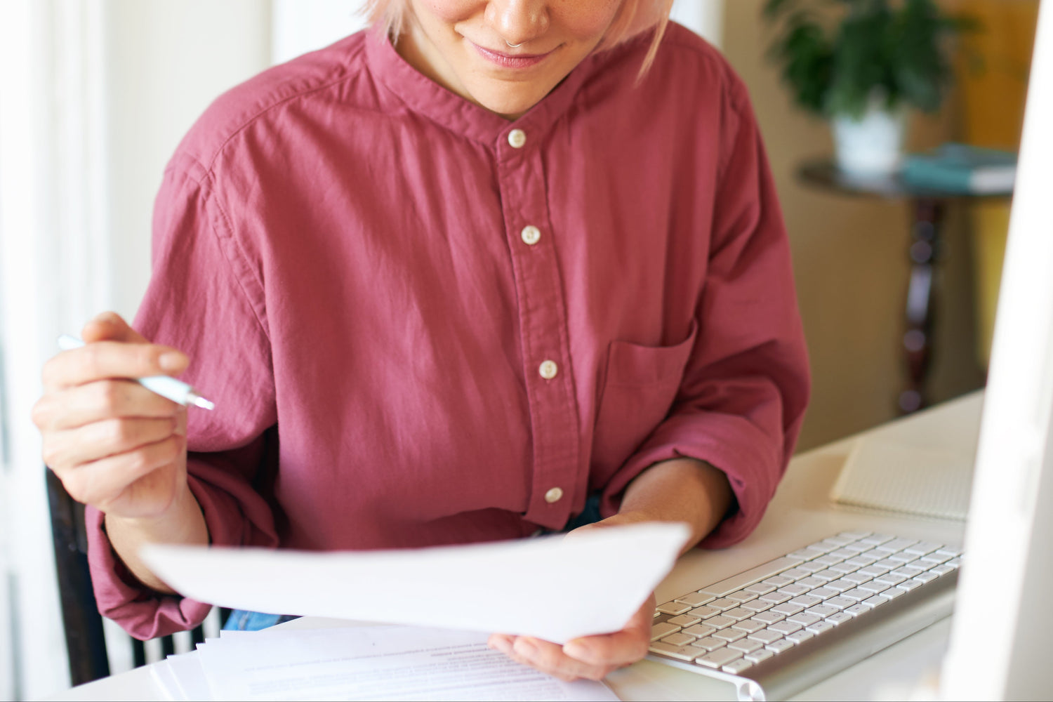 dame avec papier dans mains Hanmi Supply Co